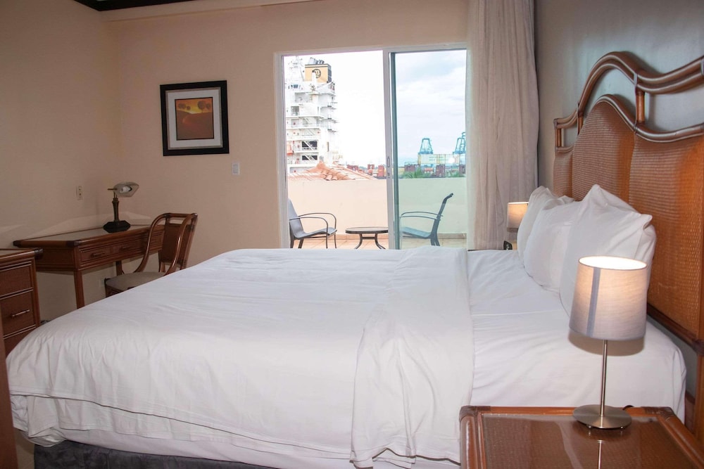 Premium Room, 1 King Bed, Non Smoking - Photo 7