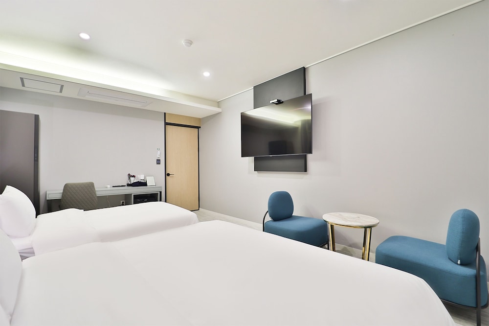Premium Twin Room - Photo 5