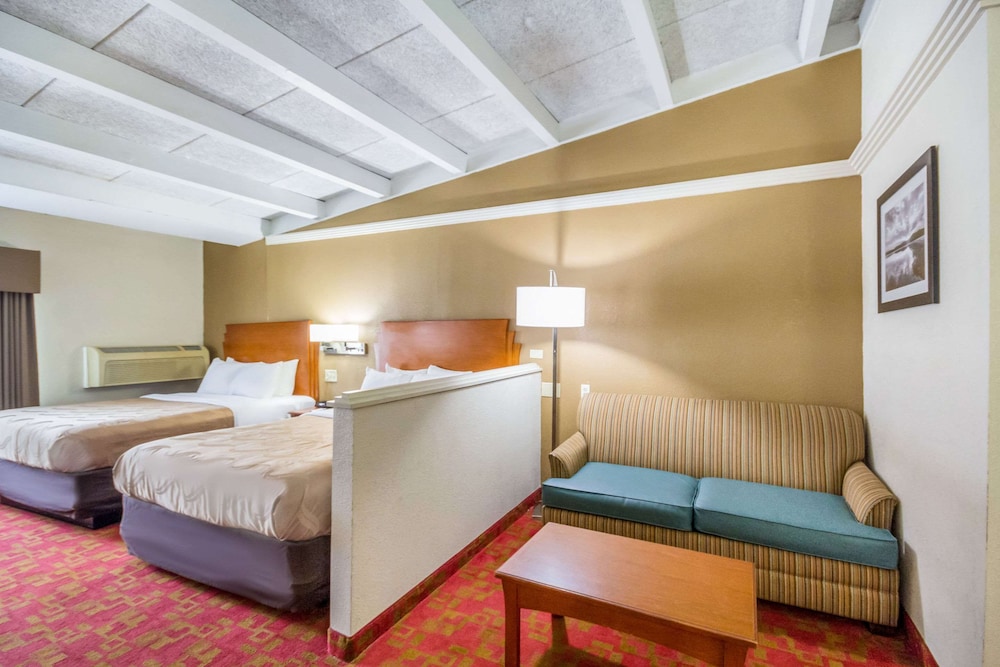 Suite, 2 Queen Beds photo 3