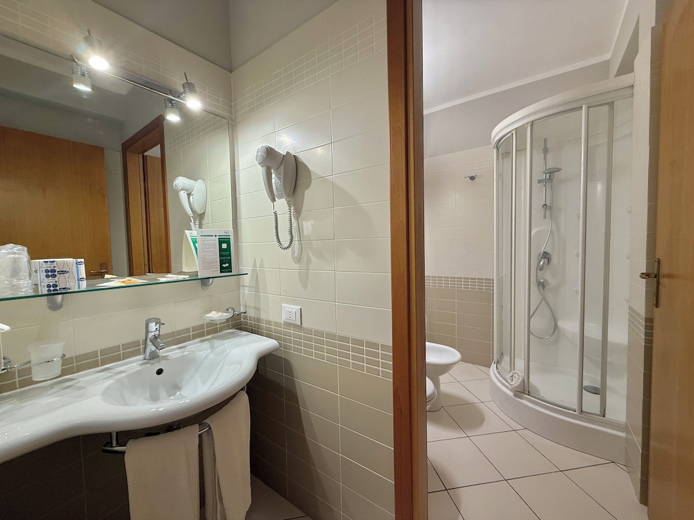 Suite - Photo 13