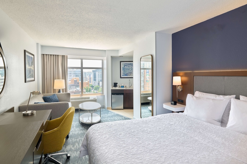 Suite, 1 King Bed, Non Smoking - Photo 3