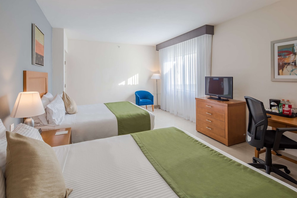 Superior Room, 2 Queen Beds, Non Smoking - Photo 2