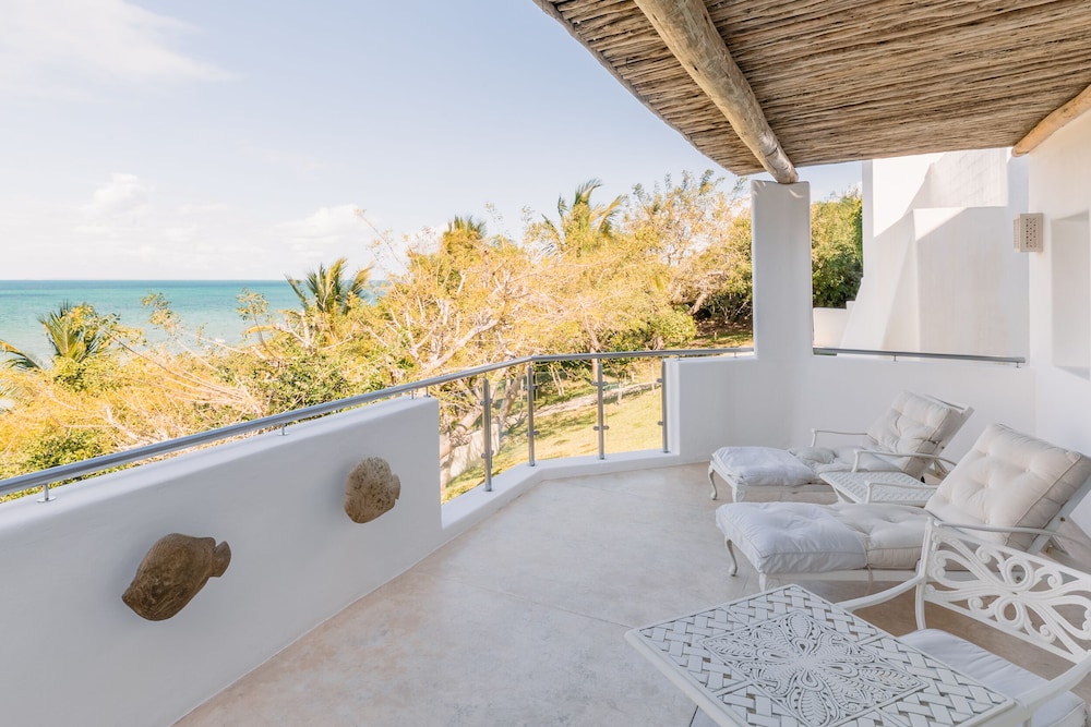Standard Suite, 1 King Bed, Balcony, Ocean View photo 3