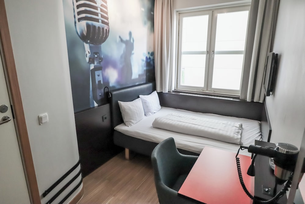 Room (Compact Single) - Photo 3