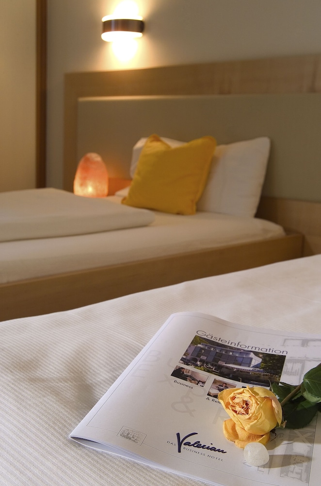 Standard Double or Twin Room - Photo 9
