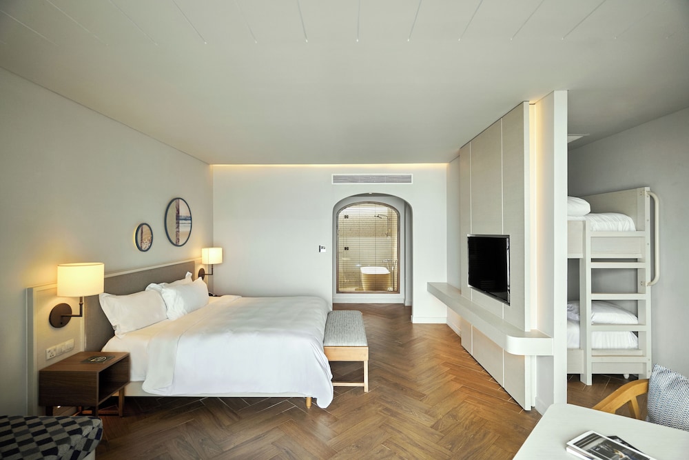 Family Room, 1 King Bed with Sofa bed, Sea View photo 2