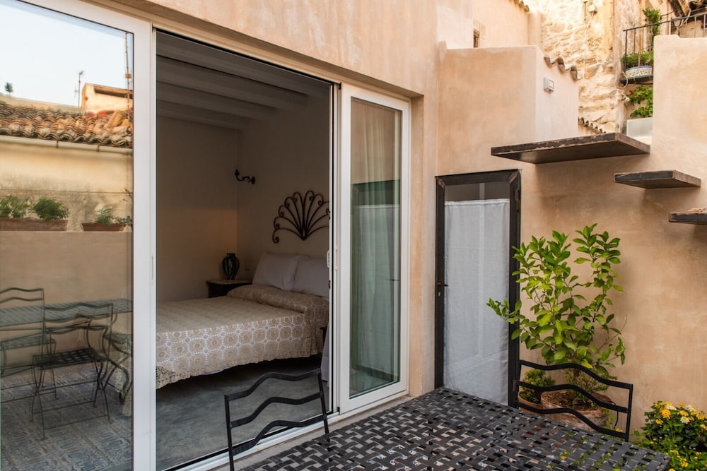 Basic Double Room (Guglielmino, letto alla francese) photo 1