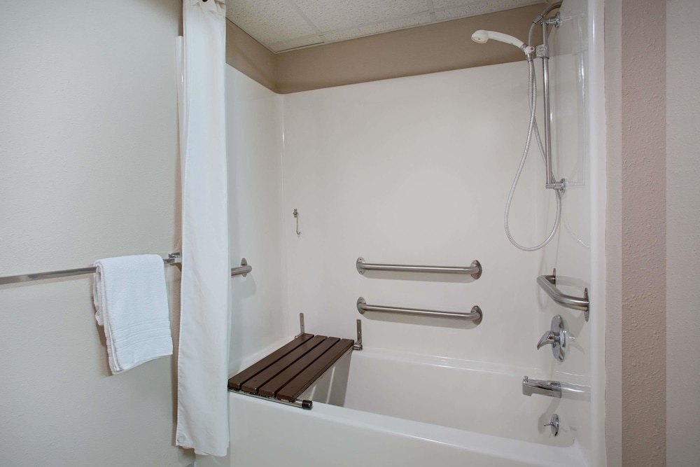 Room, 1 Queen Bed, Accessible, Non Smoking - Photo 4
