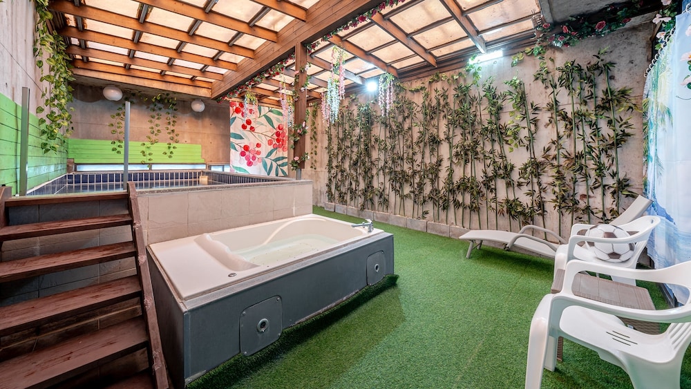 Basic Room, 1 Bedroom (B201 Loft-style Pool Villa)