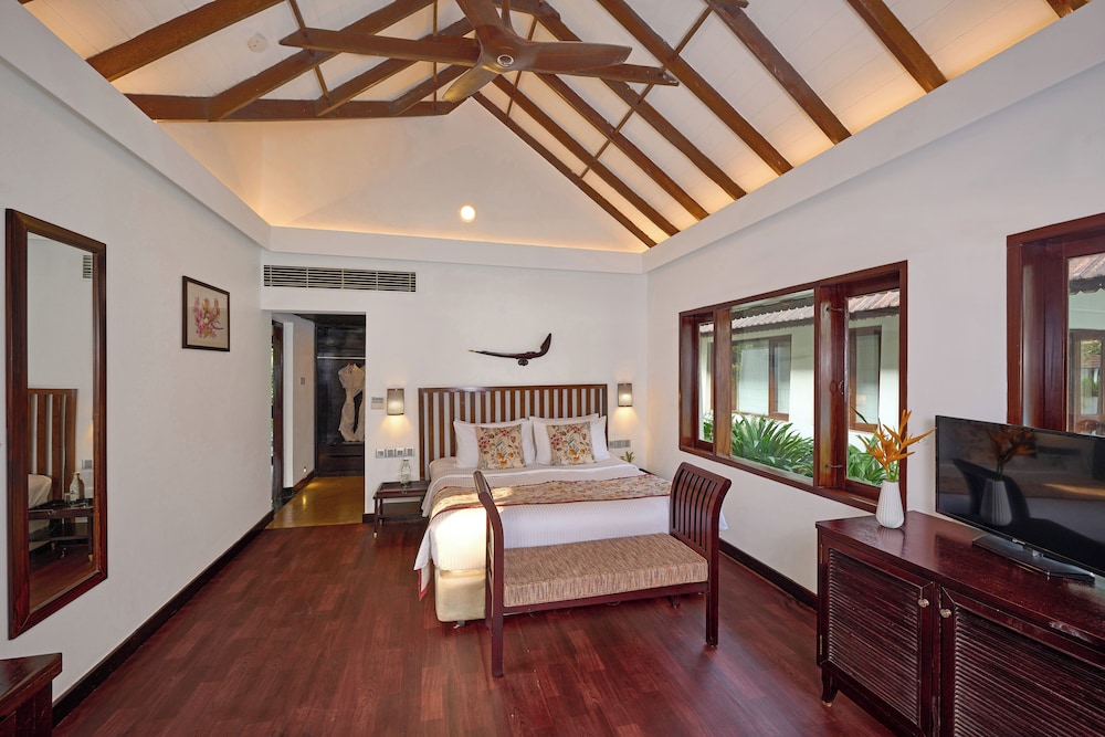 Lakefront Luxury Villas with Plunge Pool