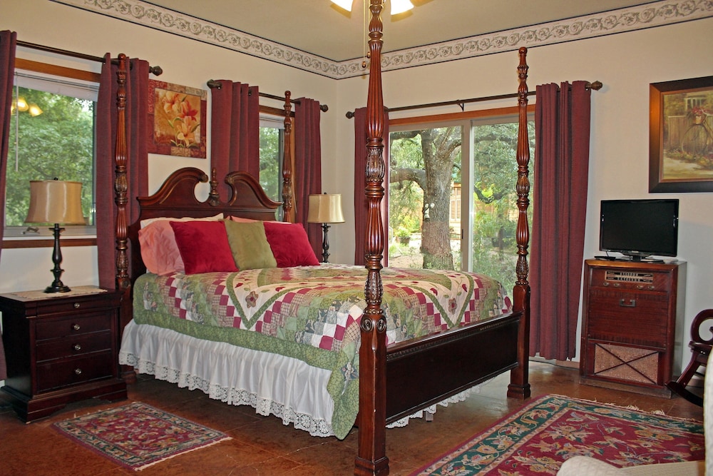 Signature Room, 1 Queen Bed, Patio, Corner (Ffiona)
