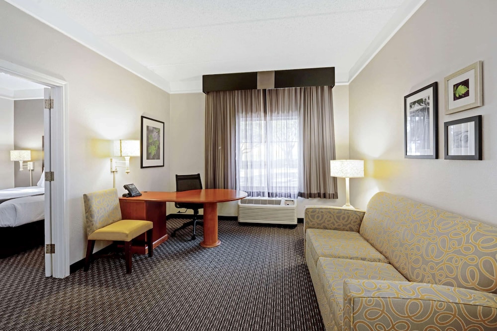 Suite, 1 King Bed, Non Smoking - Photo 4
