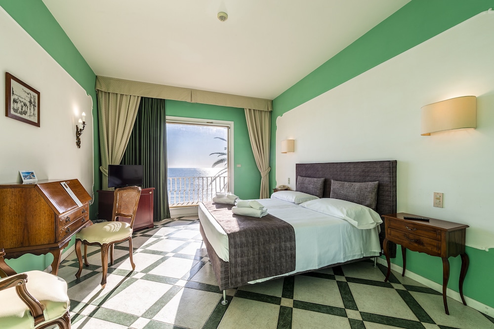Superior Double or Twin Room, Balcony, Sea View photo 1
