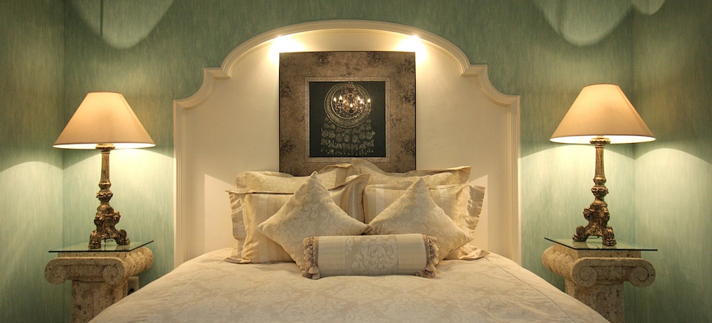 Deluxe Suite, 1 King Bed - Photo 1