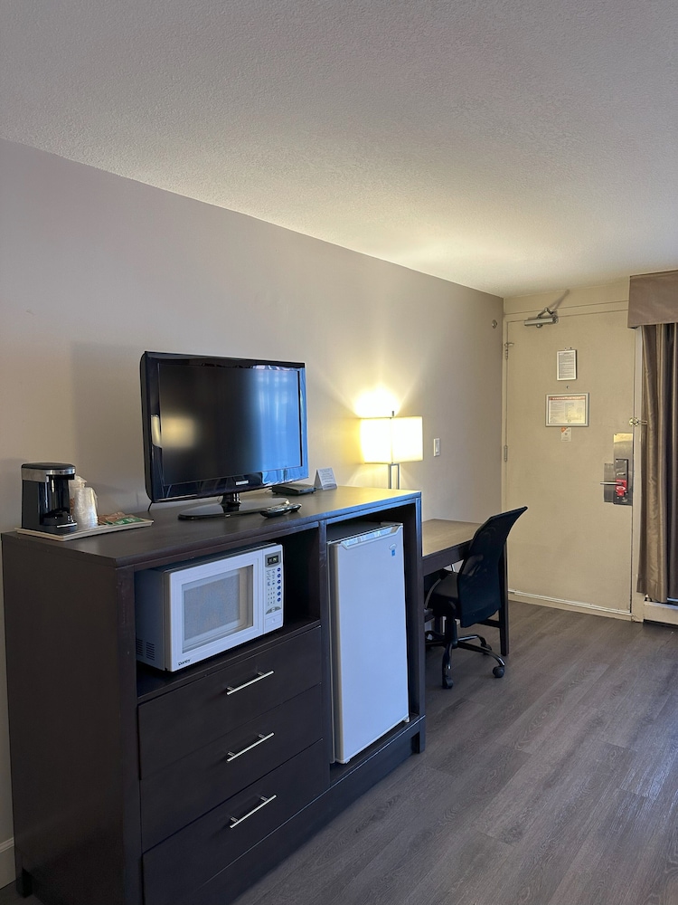 Standard Room, 2 Queen Beds, Non Smoking - Photo 4