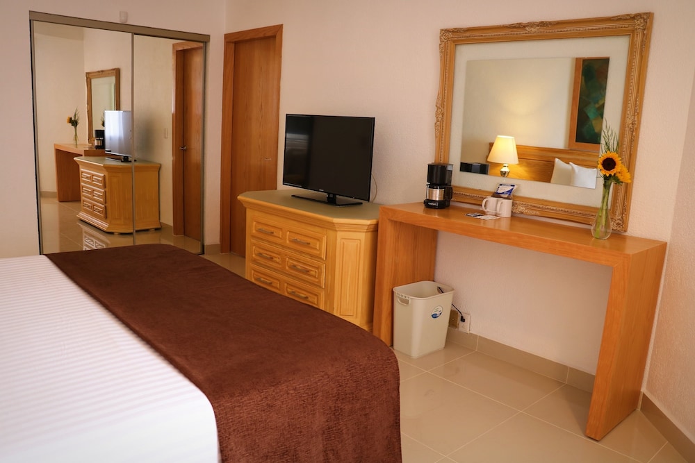 Standard Room, 1 King Bed - Photo 2