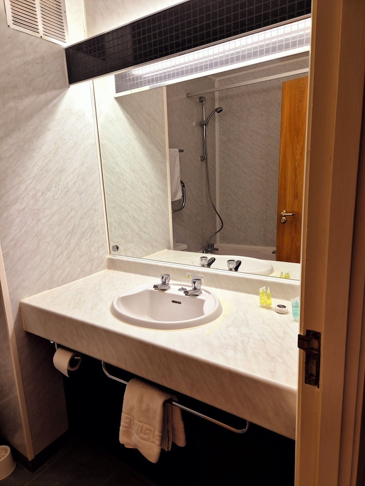 Standard Twin Room - Photo 9