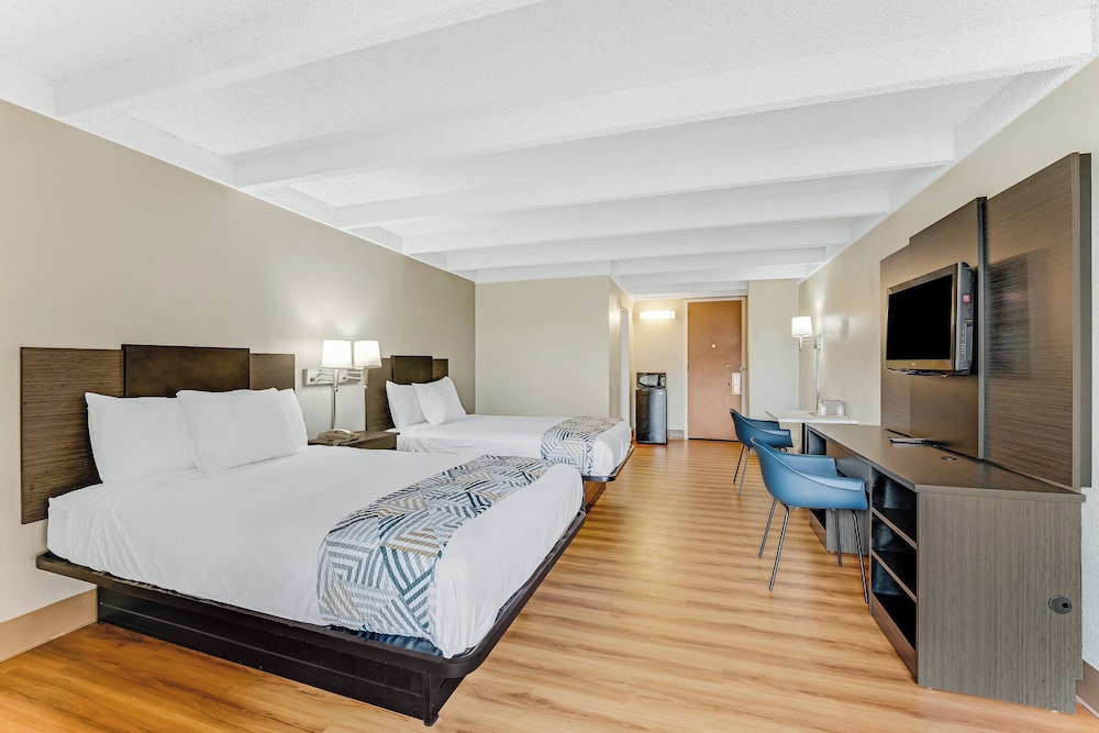 Standard Room, 2 Double Beds, Smoking - Photo 1
