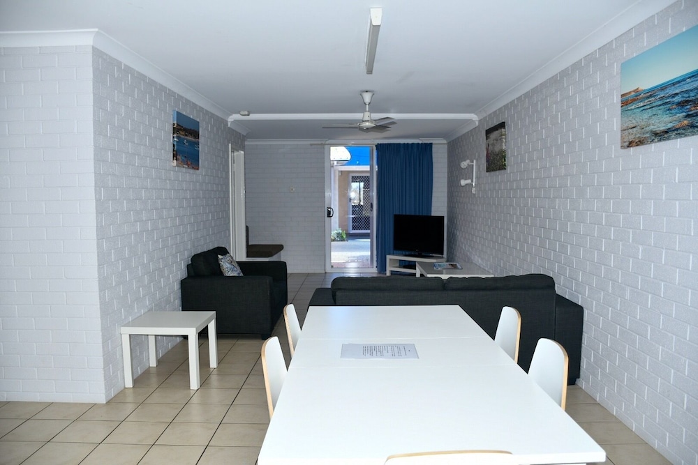 Two Bedroom Rear Unit photo 3
