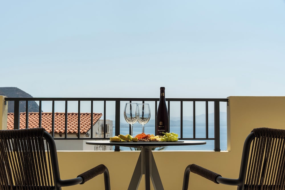 Deluxe Suite with Panoramic Sea View - Photo 2