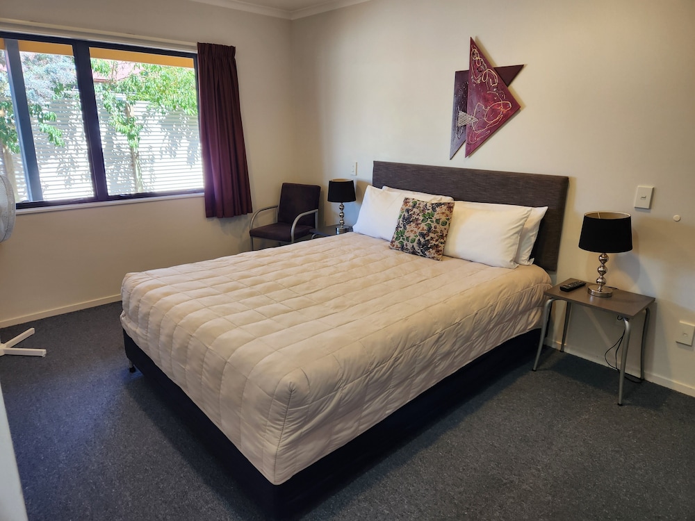 One Bedroom + Single photo 1