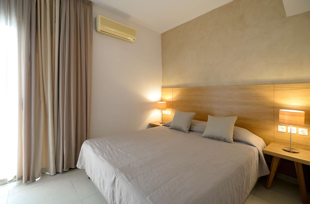 Standard Room, Partial Sea View thumbnail 5