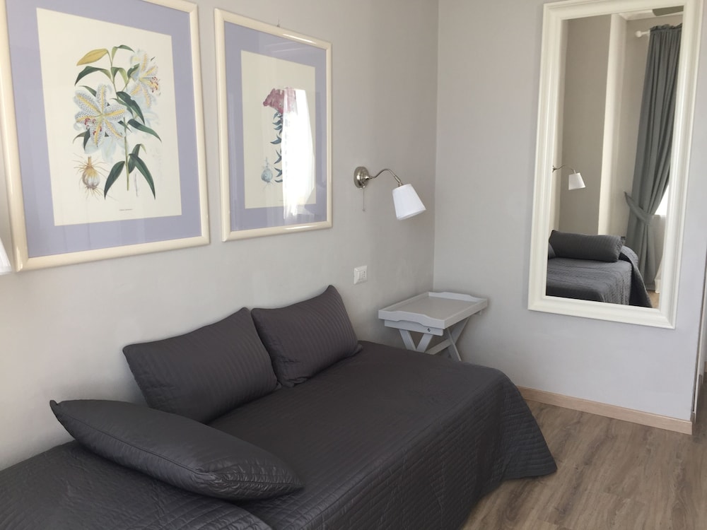 Family Room, 1 Bedroom - Photo 2
