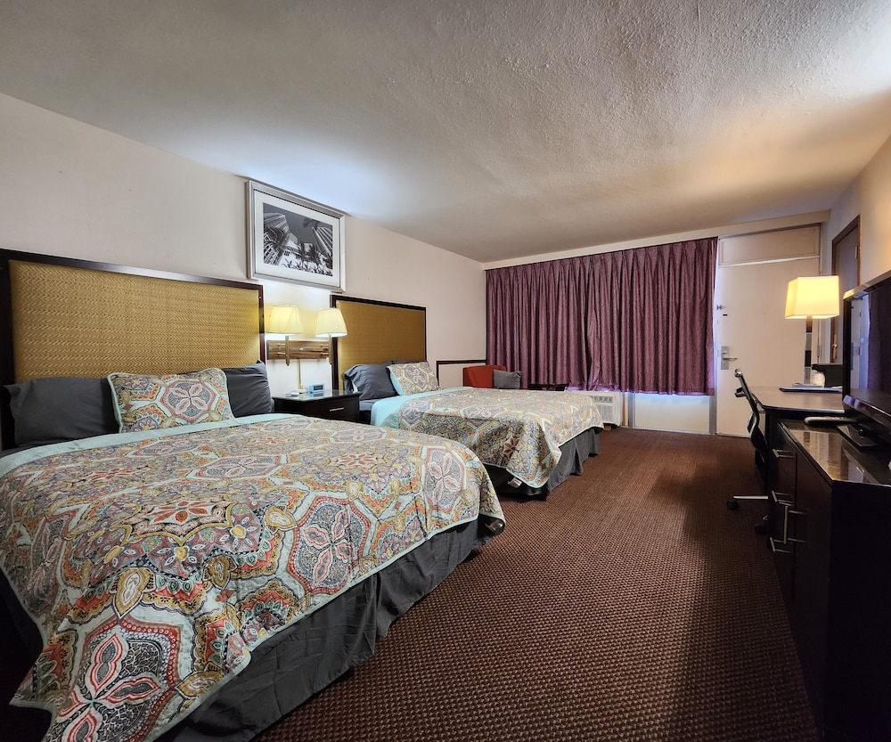 Room, 2 Queen Beds - Photo 16