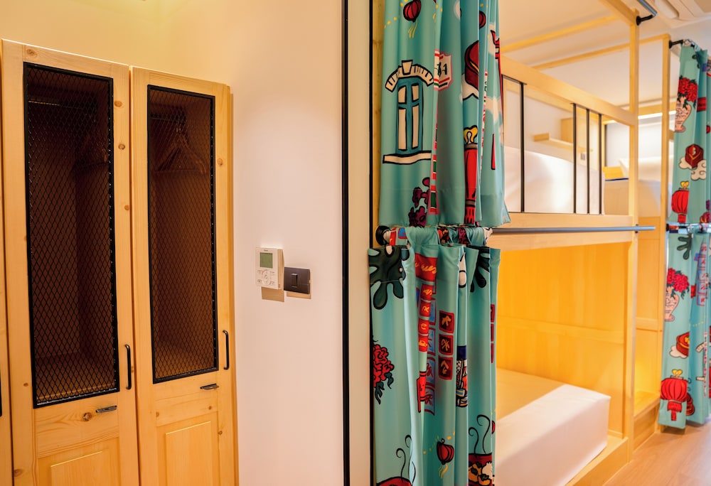 8-Bed Mixed Dormitory Room photo 3