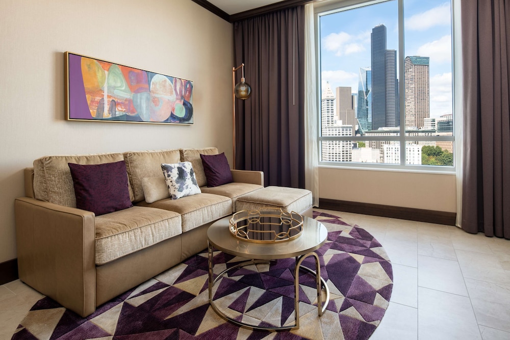 Penthouse, 1 King Bed (Skyline)