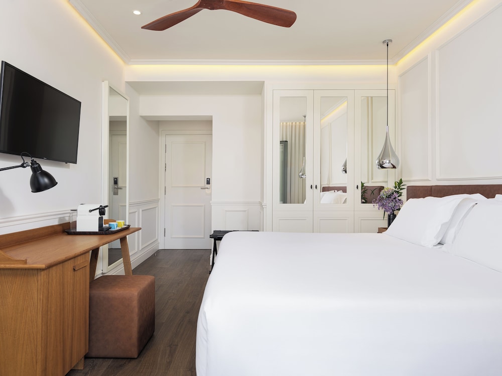 Deluxe Room, Balcony (Single use) thumbnail 5