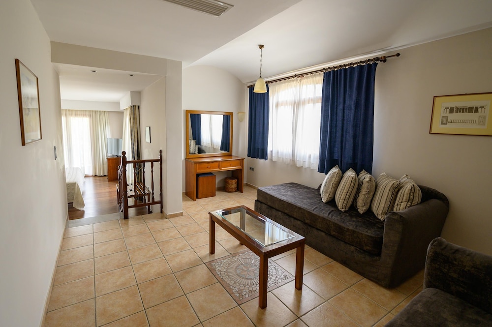 Family Suite, Non Smoking, Pool View