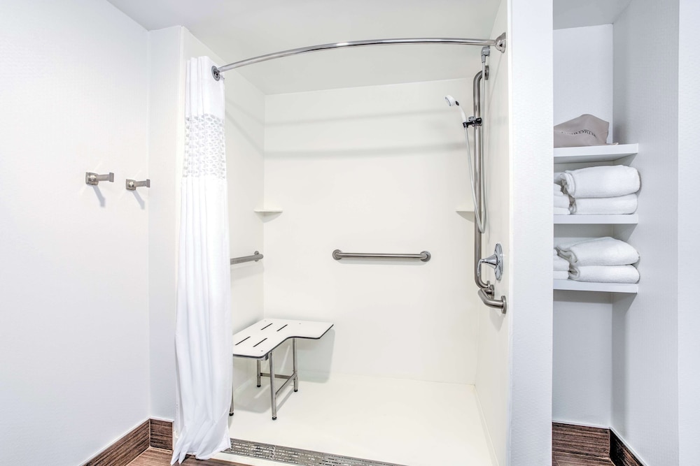 Studio, 1 King Bed, Non Smoking (Shower Only) - Photo 2