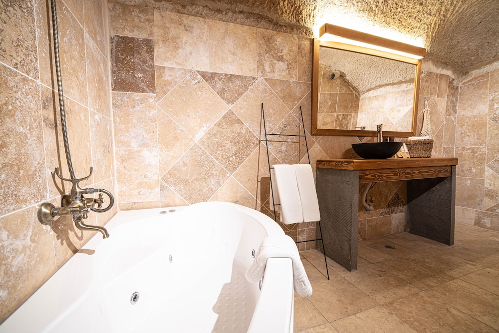 Traditional Suite, Jetted Tub - Photo 8