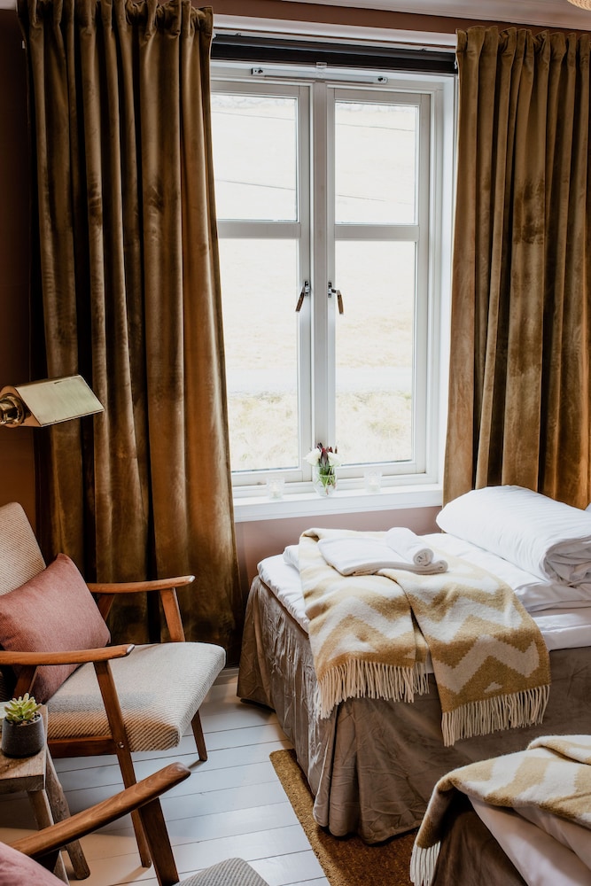 Double Room, 2 Twin Beds, Mountain View