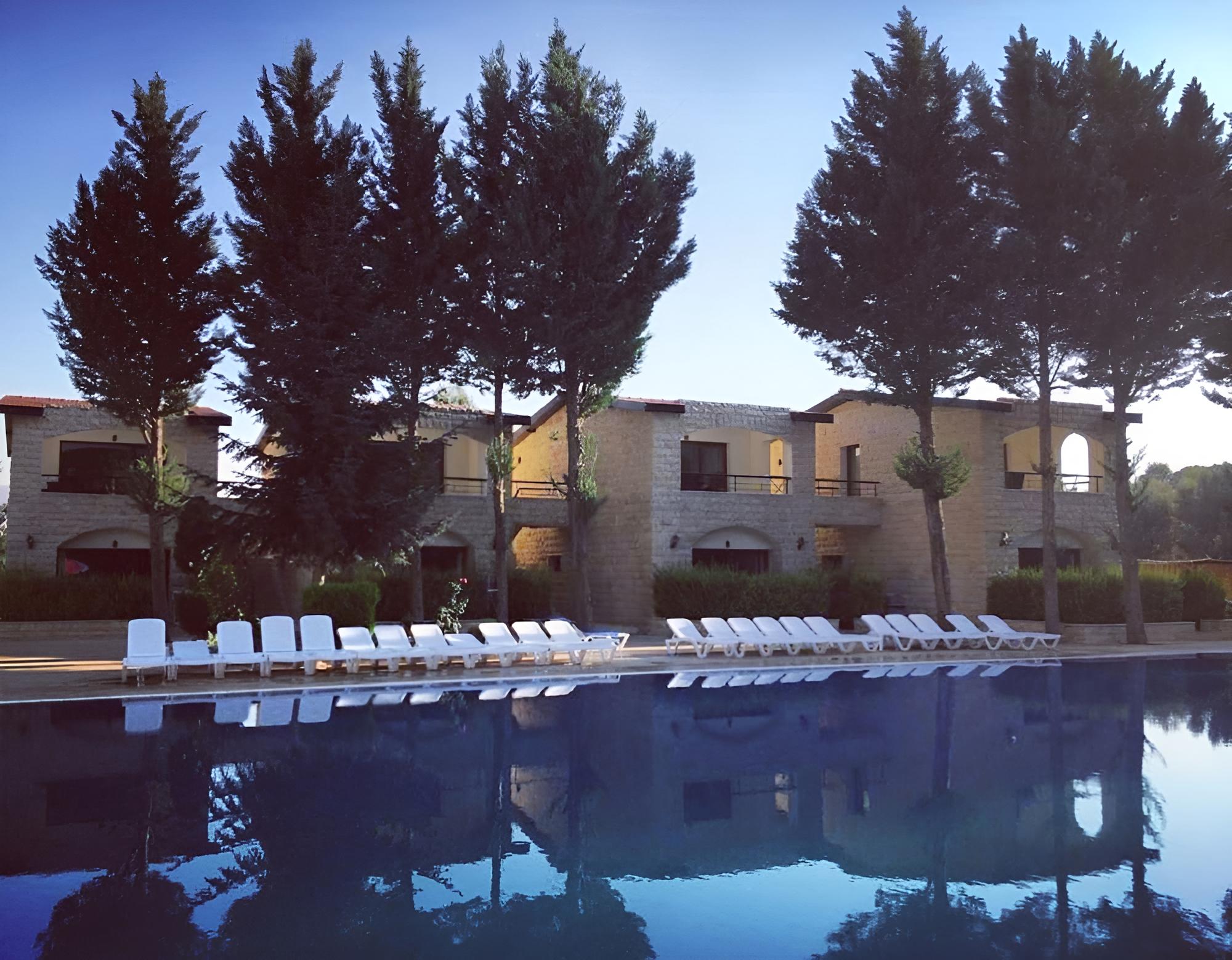 Bungalow, Poolside photo 2