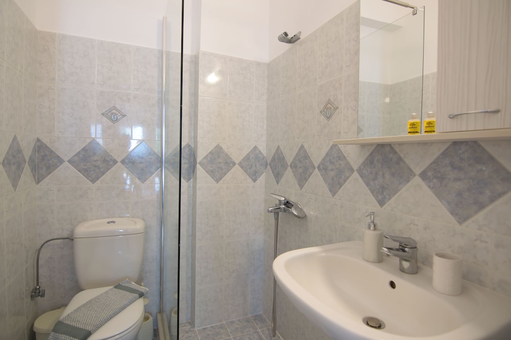 Deluxe Double or Twin Room (Semi Basement) - Photo 16