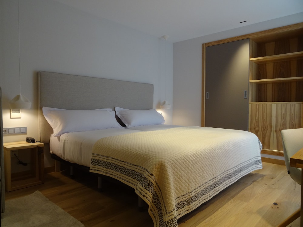 Standard Twin Room - Photo 3
