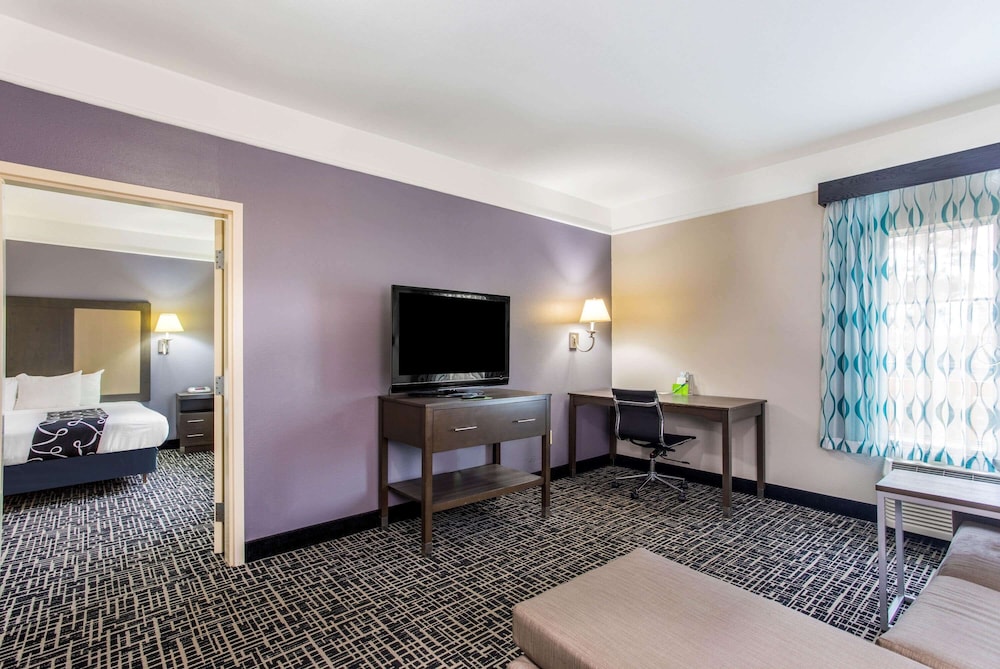 Deluxe Suite, 1 King Bed, Non Smoking (Deluxe Family Suite) - Photo 1