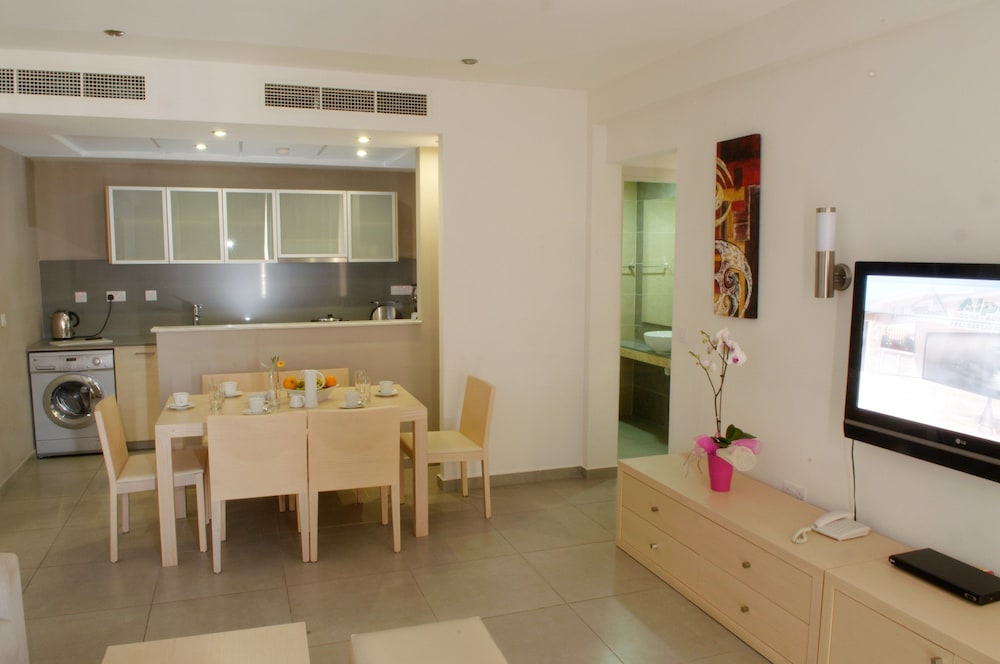 Superior Suite, 1 Bedroom, Balcony (Inland View) - Photo 4