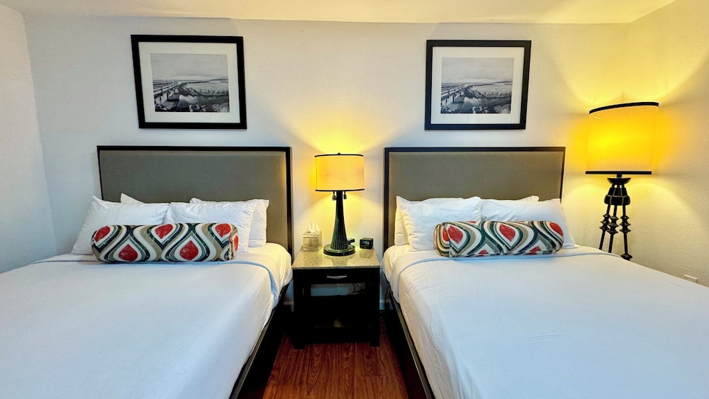 Deluxe Room, 2 Queen Beds, Non Smoking, Refrigerator & Microwave