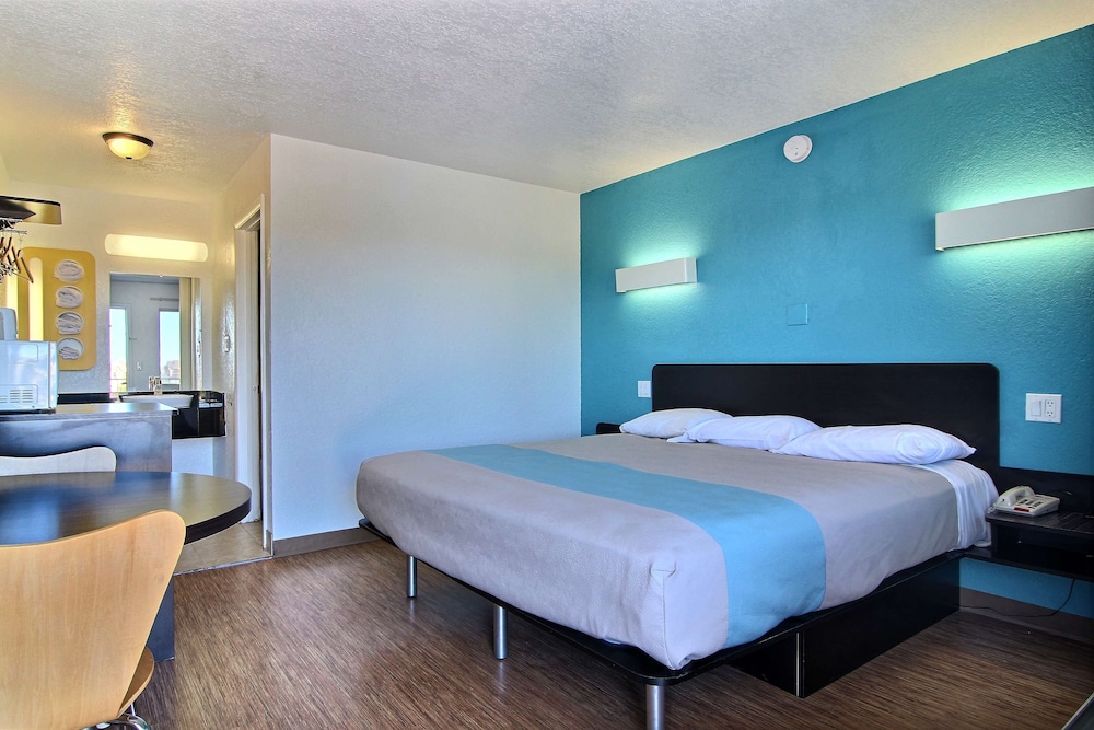 Deluxe Room, 1 King Bed, Smoking, Refrigerator & Microwave - Photo 4