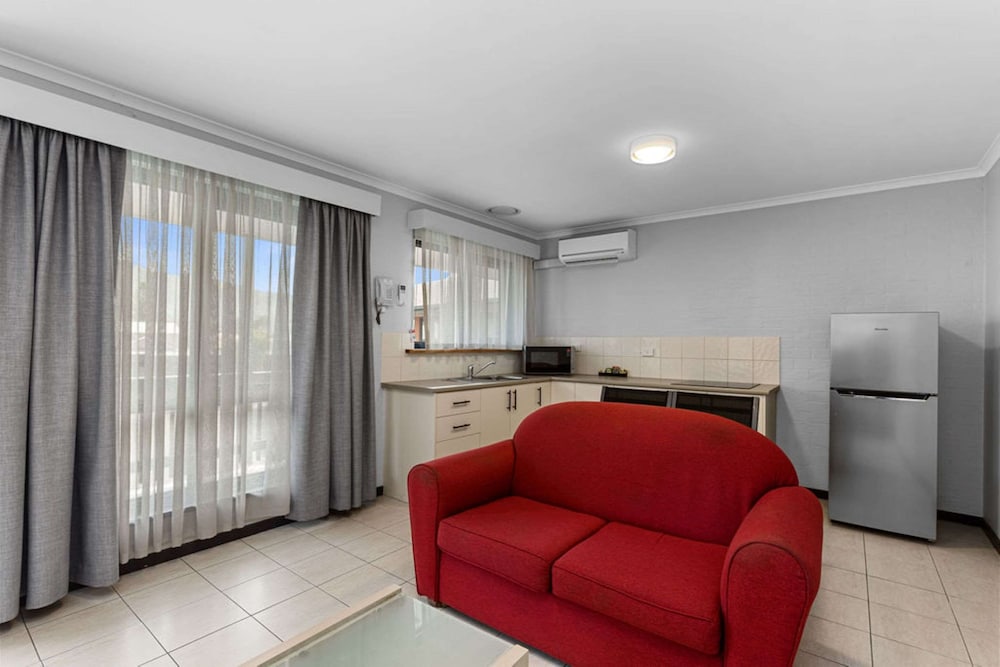 Standard Apartment, 1 King Bed, Non Smoking, Kitchenette photo 3