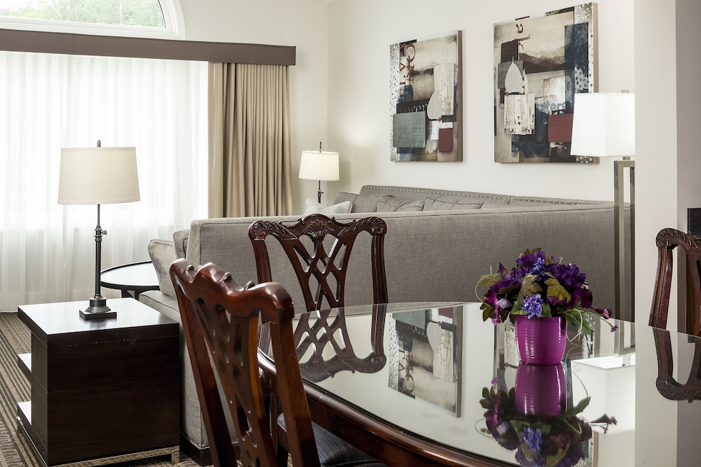 Deluxe Suite, 1 King Bed, Sofa Bed photo 2