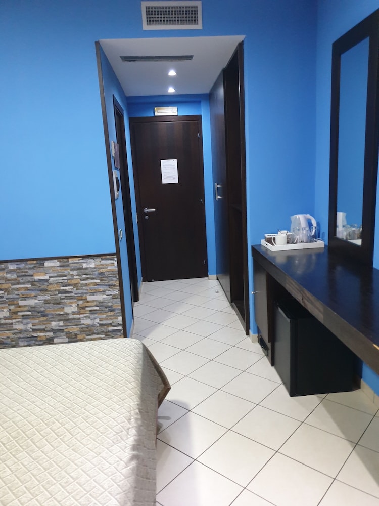 Basic Double Room, 1 King Bed, Ensuite - Photo 9