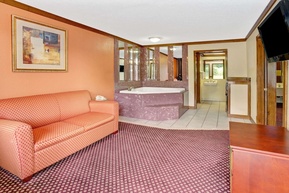 Suite, 1 Queen Bed, Non Smoking, Kitchenette - Photo 4