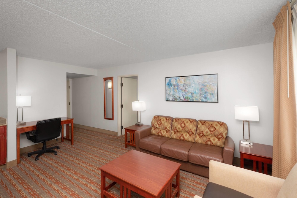 Suite, 1 King Bed, Non Smoking (First Floor) - Photo 2