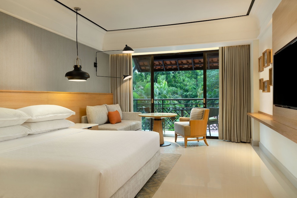 Club Room, 1 King Bed, Non Smoking, Balcony