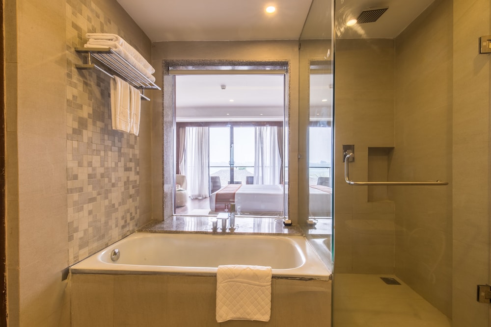 Executive Mountain View Suite with Bathtub photo 3