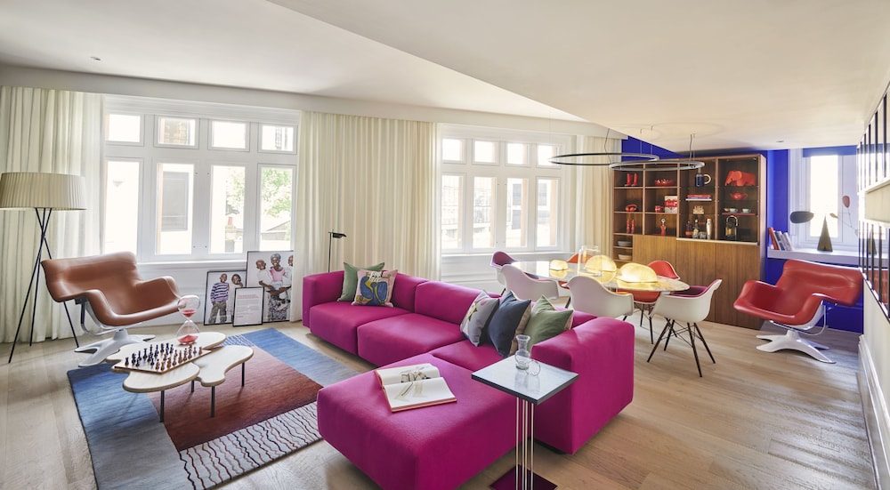 Suite (104)